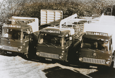 874870 Afbeelding van drie Bedford vrachtauto's van de drankenhandel / limonadefabriek J.M. van Dijken (Oudegracht 45) ...